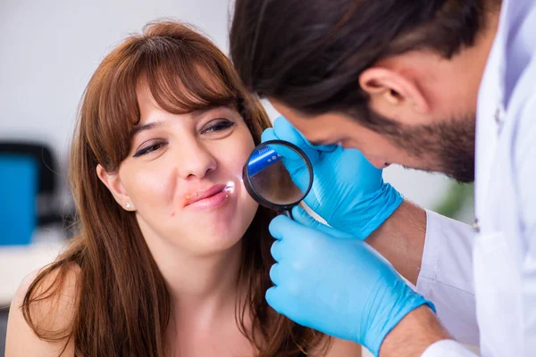 Jonge vrouw bezoekt mannelijke arts dermatoloog — Stockfoto