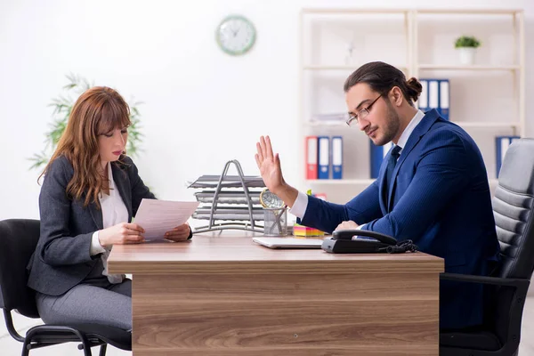 Ontmoeting tussen zakenman en zakenvrouw — Stockfoto