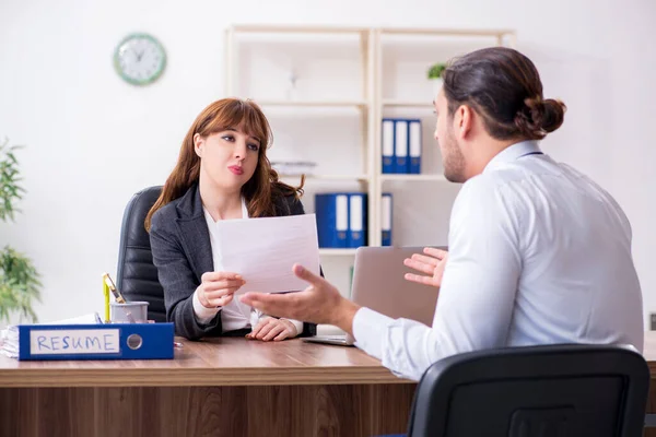 Ontmoeting tussen zakenman en zakenvrouw — Stockfoto