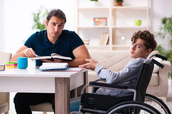 Батько та інвалідний син у концепції освіти — стокове фото