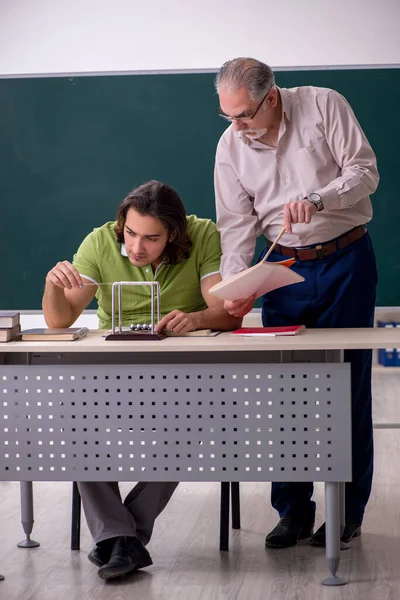 教室にいた物理学者と若い学生 — ストック写真