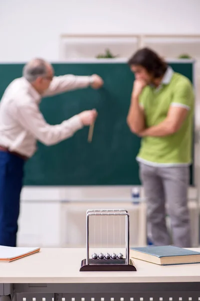 Régi professzor fizikus és fiatal diák az osztályteremben — Stock Fotó