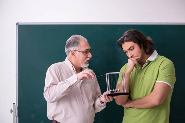 教室にいた物理学者と若い学生 — ストック写真