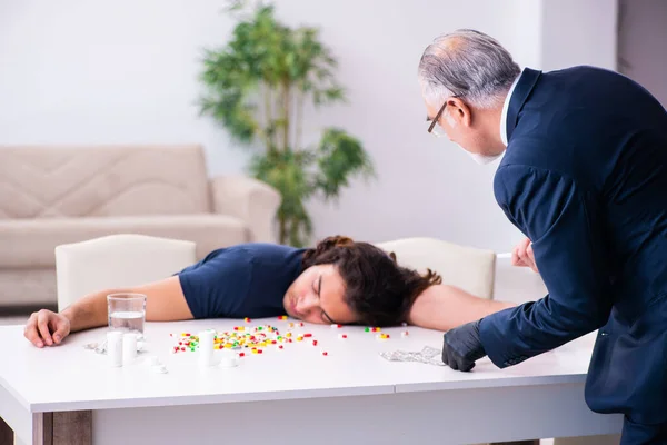 Velho perito forense na cena do crime — Fotografia de Stock