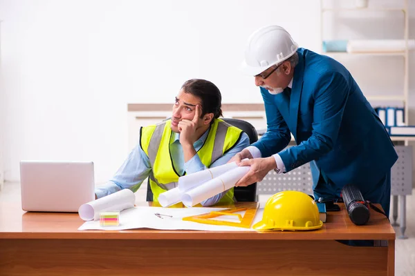 Due architetti maschi che lavorano in ufficio — Foto Stock