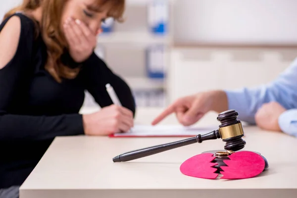 Jong echtpaar in gerechtsgebouw in echtscheidingsconcept — Stockfoto