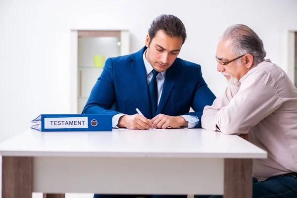 Jeune homme avocat visitant vieil homme dans le concept testament — Photo