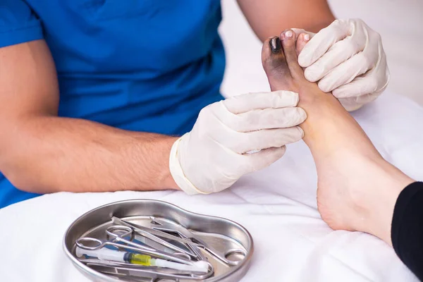 Dedo lesionado mujer visitando médico traumatólogo masculino — Foto de Stock