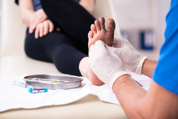 Dedo lesionado mujer visitando médico traumatólogo masculino —  Fotos de Stock