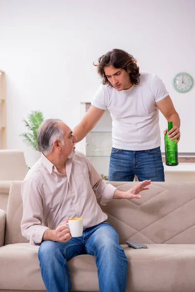 Man with drinking problem and the family — Stock Photo, Image