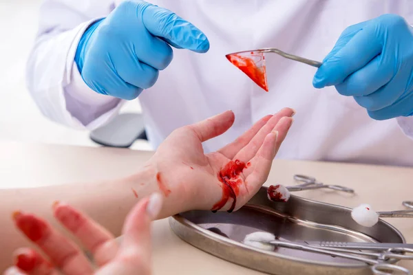 Femme blessée à la main visitant médecin masculin — Photo