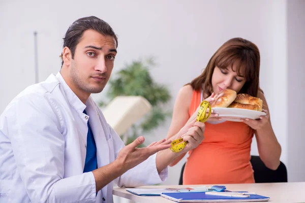 Mujer embarazada visitando médico ginecólogo masculino —  Fotos de Stock