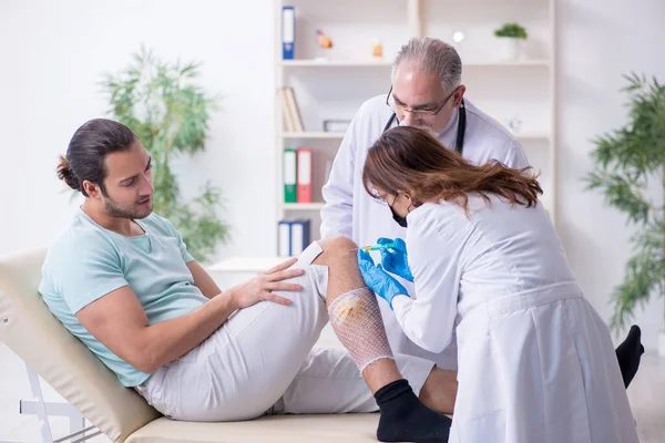 Young leg injured man in the hospital — Stock Photo, Image