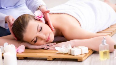 Salondaki spa prosedürü sırasında genç bir kadın.