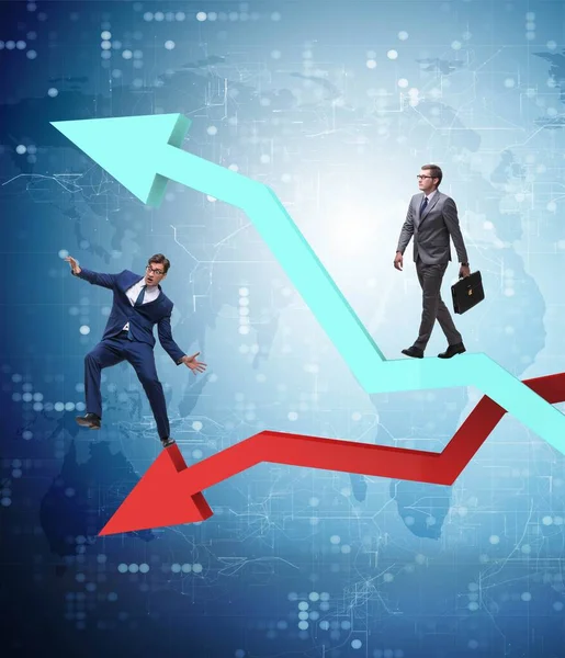 Wykresy przeciwstawnego wzrostu i spadku koniunktury z biznesmenem — Zdjęcie stockowe