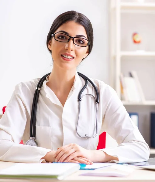 Hastanede çalışan kadın doktor. — Stok fotoğraf