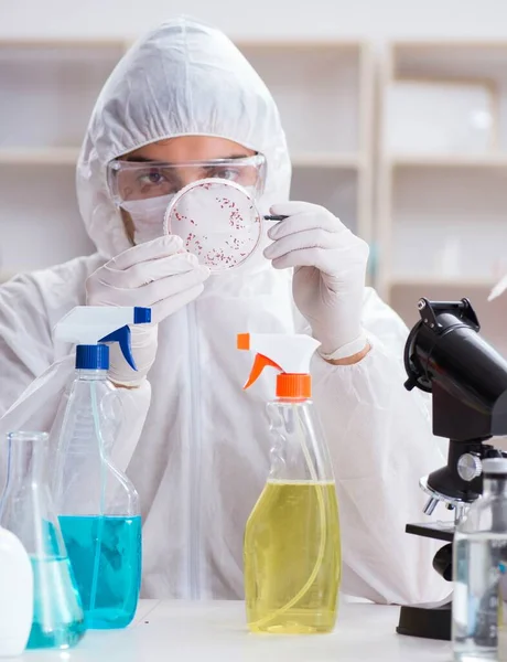 化验师在实验室测试化学物质 — 图库照片