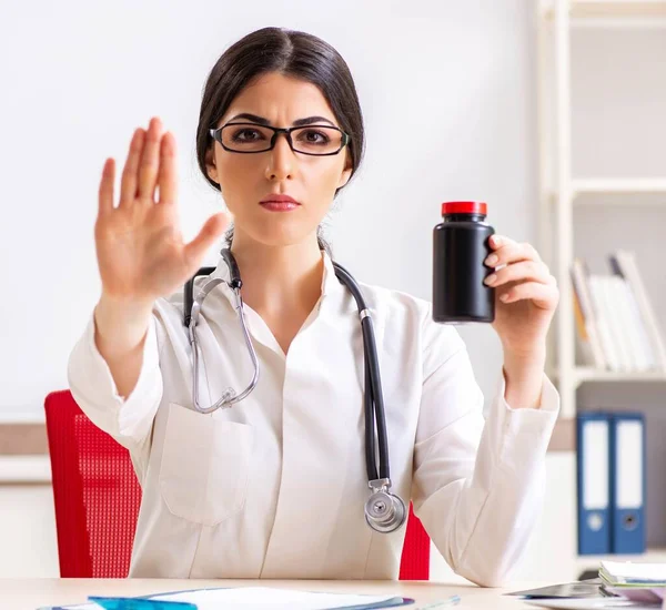 Femme médecin avec bouteille de médicaments — Photo