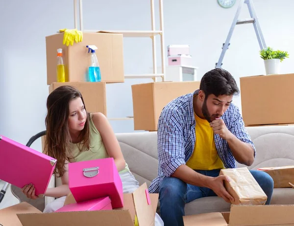 Familie bereidt zich voor op kerst na de verhuizing — Stockfoto