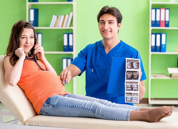 Femme enceinte visitant gynécologue masculin à la clinique — Photo