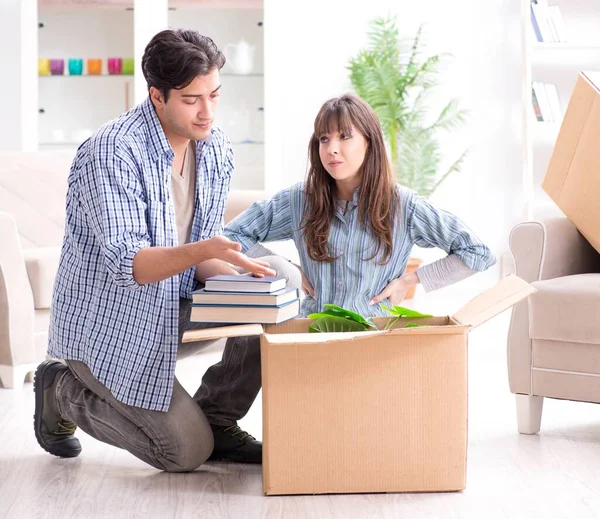 Família jovem se mudando para novo apartamento depois de pagar hipoteca — Fotografia de Stock