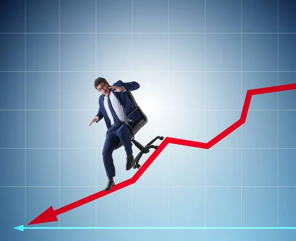 Zakenman glijdt naar beneden op stoel in economische crisis concept — Stockfoto