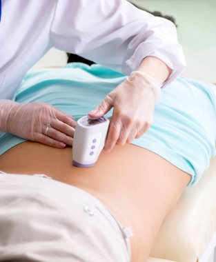 Genç adam ultrason prosedürü için radyolojisti ziyaret ediyor.