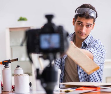 diy blog yazarı kadın işçiliği hobisinin videosunu kaydediyor