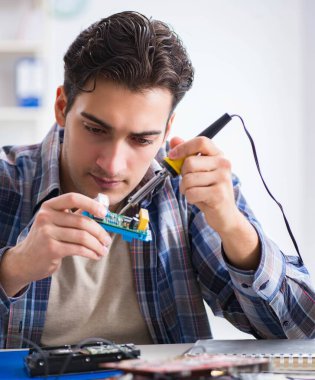 Tecrübeli teknikler tarafından bilgisayar donanımı onarımı ve onarımı