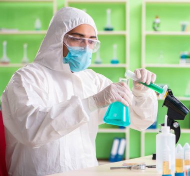 Laboratuvarda yeni bir deney üzerinde çalışan kimyager.