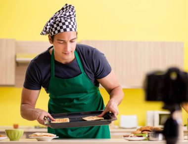 Genç şef blogcu yemek hazırlığını anlatıyor