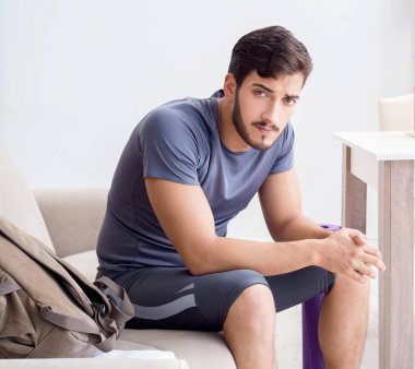 Genç adam spor için hazırlanıyor.