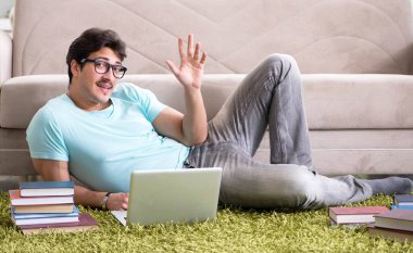 Evde üniversite sınavlarına hazırlanan öğrenci