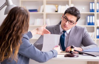 Avukat müvekkil ile hukuk davasını tartışıyor