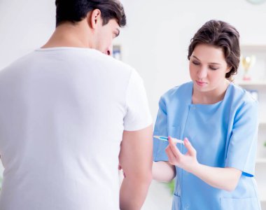 Geleneksel grip aşısı için hasta ziyaretçisi.