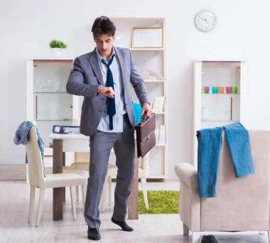 İş adamı gece geç saatte uyuyakaldığı için ofise geç kaldı.