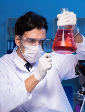 Kimya asistanı kimya laboratuvarında çalışıyor.