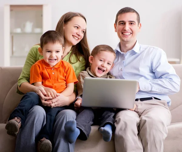 Jonge familie surfen internet en kijken naar foto 's — Stockfoto