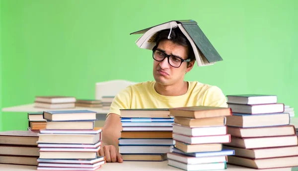 Étudiant avec trop de livres à lire avant l'examen — Photo