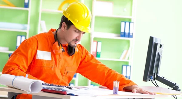 Supervisor da construção que planeia novo projecto no escritório — Fotografia de Stock