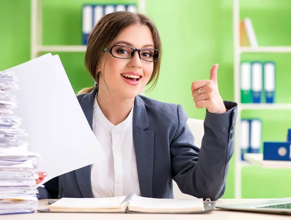 Jonge vrouwelijke werknemer zeer druk met doorlopend papierwerk — Stockfoto