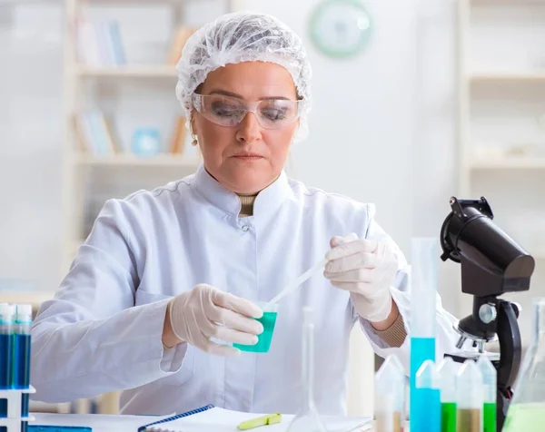 Mujer química que trabaja en el laboratorio de la clínica hospitalaria — Foto de Stock