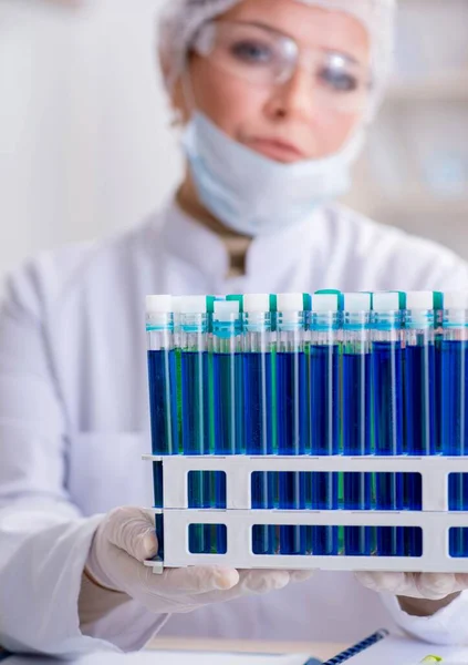 Mujer química que trabaja en el laboratorio de la clínica hospitalaria — Foto de Stock