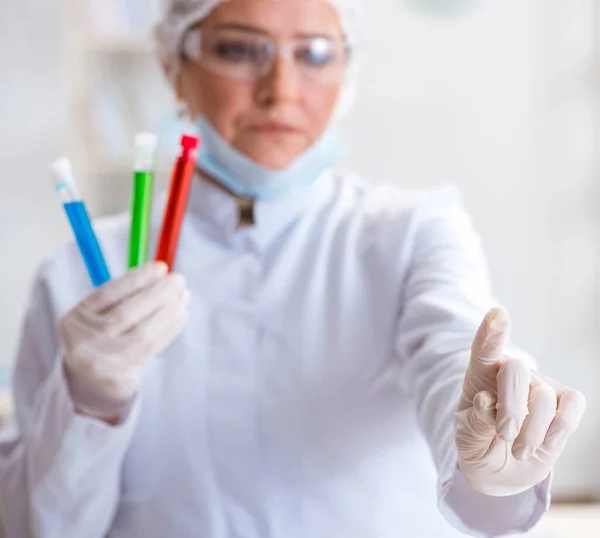 Mulher química pressionando botão virtual no laboratório — Fotografia de Stock