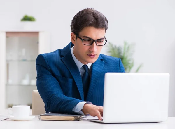 Jeune homme d'affaires beau employé travaillant au bureau au bureau — Photo