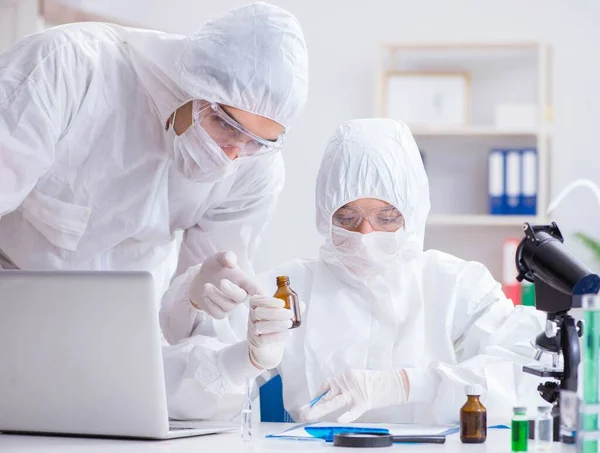 Deux scientifiques travaillant dans le laboratoire chimique — Photo