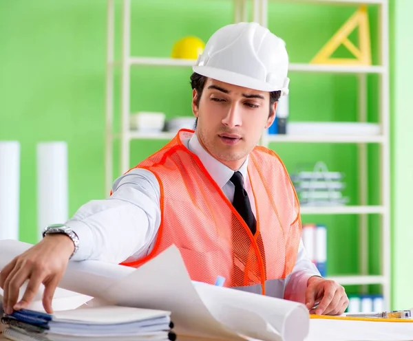 Hombre arquitecto trabajando en el proyecto — Foto de Stock