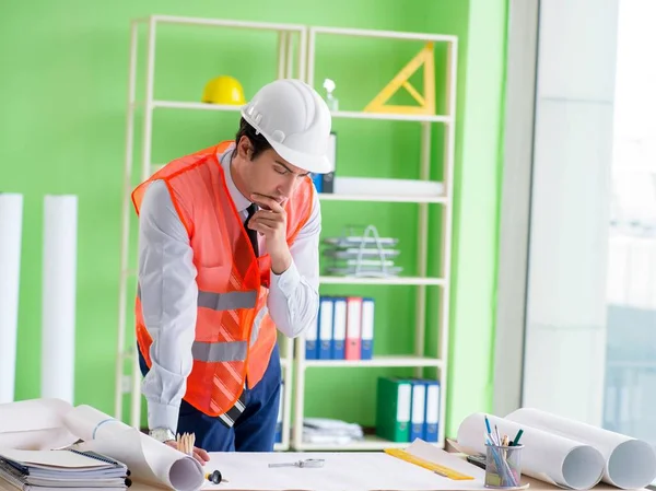 Arquiteto homem trabalhando no projeto — Fotografia de Stock