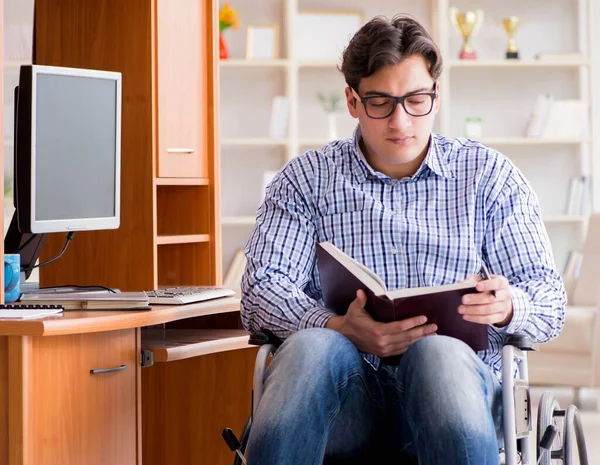 Studente disabile che studia a casa in sedia a rotelle — Foto Stock