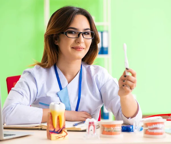 Donna dentista che lavora sull'impianto dei denti — Foto Stock